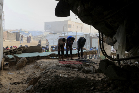 Umat muslim Palestina bersiap melaksanakan salat Idul Adha di Khan Younis, Jalur Gaza, Jumat (6/6/2025). Foto: Hatem Khaled/REUTERS