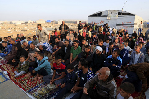 Umat muslim Palestina bersiap melaksanakan salat Idul Adha di Khan Younis, Jalur Gaza, Jumat (6/6/2025). Foto: Hatem Khaled/REUTERS