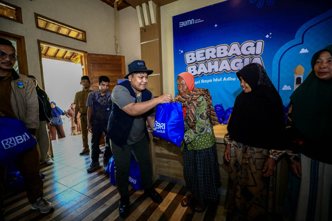 BRI serahkan bantuan sembako untuk Desa Sukalaksana, Garut dalam menyambut Hari Raya Idul Adha 2025. Foto: Dok. BRI