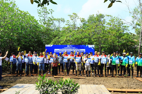 Pertamina melakukan penanaman bibit mangrove di area Ekowisata Mangrove Si Manja, Kotawaru, Cilacap dalam memperingati Hari Lingkungan Hidup Sedunia. Foto: Dok. Pertamina