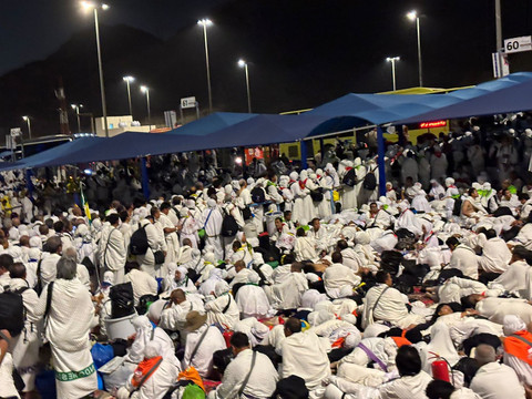Suasana jemaah haji menunggu bus di Muzdalifah, Jumat (6/6/2025). Dok: kumparan