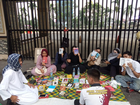 Komunita Readsistnce yang sedang membaca buku di kala Idul Adha/Anyelir.