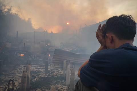 Warga berada di antara puing-puing rumah yang hangus dalam kebakaran permukiman padat penduduk di Jalan Kapuk Raya, Kapuk Muara, Penjaringan, Jakarta, Jumat (6/6/2025). Foto: ANTARA FOTO/Ferlian Septa Wahyusa