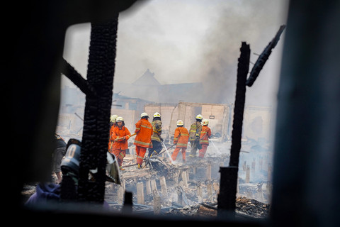 Petugas pemadam kebakaran memadamkan sisa api yang membakar rumah warga di Kapuk Muara, Jakarta, Jumat (6/6/2025). Foto: ANTARA FOTO/Ferlian Septa Wahyusa