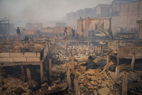 Warga berada di antara puing-puing rumah yang hangus dalam kebakaran permukiman padat penduduk di Jalan Kapuk Raya, Kapuk Muara, Penjaringan, Jakarta, Jumat (6/6/2025). Foto: ANTARA FOTO/Ferlian Septa Wahyusa