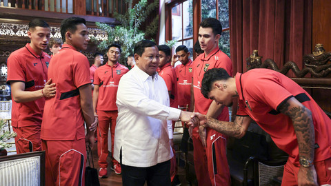 Presiden Prabowo Subianto berjabat tangan dengan Pemain Timnas Shayne Pattynama (kanan) saat melakukan pertemuan di Kertanegara, Jakarta, Jumat (6/6/2025). Foto: ANTARA FOTO/Nugraha Putra