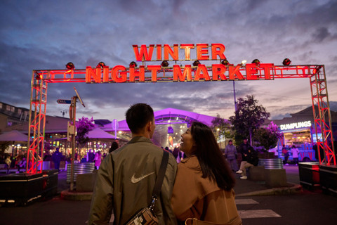 Winter Night Market di Queen Victoria Market yang bak pasar malam penuh cahaya dan keseruan. Foto: dok. Visit Victoria Melbourne