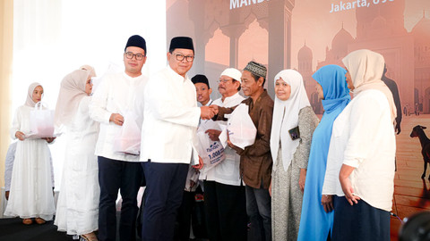 Direktur Utama Bank Mandiri Darmawan Junaidi (ketujuh dari kanan) saat menyerahkan santunan pada 1.000 Kebaikan 1.000 Keberkahan Mandiri Qurban 1446 H Pelosok Negeri di Kompleks Griya Mandiri Cilandak, Jakarta pada Jumat (6/6). Foto: Dok. Bank Mandiri