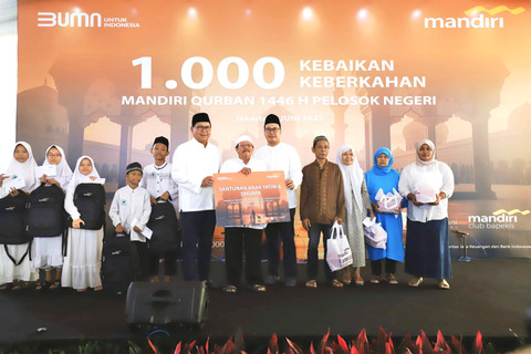 Direktur Utama Bank Mandiri Darmawan Junaidi (keenam dari kiri) saat menyerahkan santunan untuk anak yatim dan dhuafa pada 1.000 Kebaikan 1.000 Keberkahan Mandiri Qurban 1446 H Pelosok Negeri di Kompleks Griya Mandiri Cilandak, Jakarta pada Jumat (6/6). Foto: Dok. Bank Mandiri