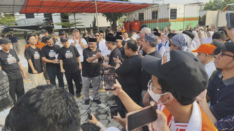 Presiden PKS Al Muzzammil Yusuf memotong hewan kurban di halaman gedung DPTP PKS Jakarta pada Sabtu (7/6/2025). Foto: Luthfi Humam/kumparan