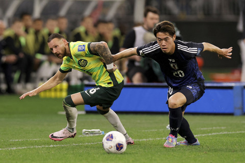 Pemain Timnas Australia Martin Boyle berebut bola dengan pemain Timnas Jepang Kota Tawaratsumida pada pertandingan Kualifikasi Piala Dunia 2026 di Stadion Perth, Perth, Australia, Kamis (5/6/2025). Foto: Richard Wainwright/Reuters