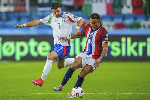 Pemain Timnas Norwegia Antonio Nusa berusaha melewati pemain Timnas Italia Ri... </div>
<div class=