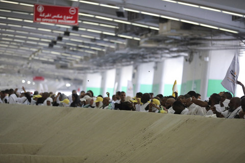 Jemaah haji melempar jumrah aqobah di Jamarat, Makkah, Arab Saudi, Jumat (6/6/2025). Foto: Khaled Abdullah/Reuters