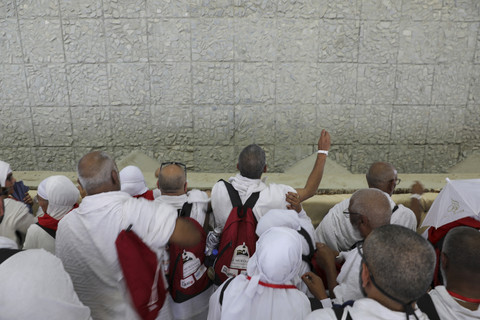 Jemaah haji melempar jumrah aqobah di Jamarat, Makkah, Arab Saudi, Jumat (6/6/2025). Foto: Khaled Abdullah/Reuters