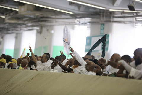 Jemaah haji melempar jumrah aqobah di Jamarat, Makkah, Arab Saudi, Jumat (6/6/2025). Foto: Khaled Abdullah/Reuters