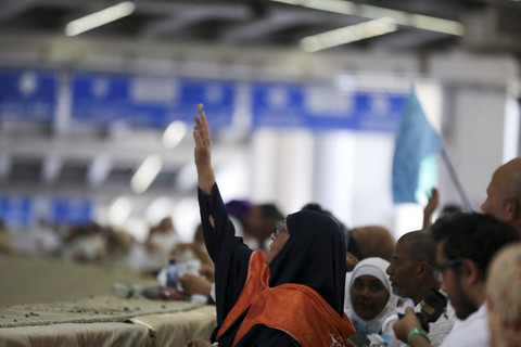 Jemaah haji melempar jumrah aqobah di Jamarat, Makkah, Arab Saudi, Jumat (6/6/2025). Foto: Khaled Abdullah/Reuters