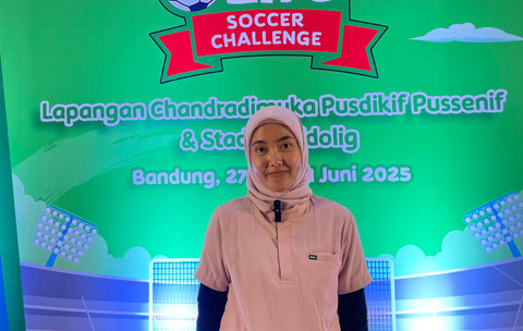 Putri Carissa, tim medis dari Dinkes Bandung yang bertugas di MilkLife Soccer Challenge Bandung 2025, di Lapangan PPI Pussenif, Bandung. Foto: Aji Nugrahanto/kumparan