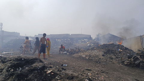 Sejumlah warga berada di antara puing-puing rumah yang hangus dalam kebakaran permukiman padat penduduk di Jalan Kapuk Raya, Kapuk Muara, Penjaringan, Jakarta, Sabtu (7/6/2025). Foto: Thomas Bosco/kumparan