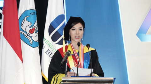 Nadia Tjoa dalam prosesi wisuda Universitas Mercu Buana. Foto: Istimewa