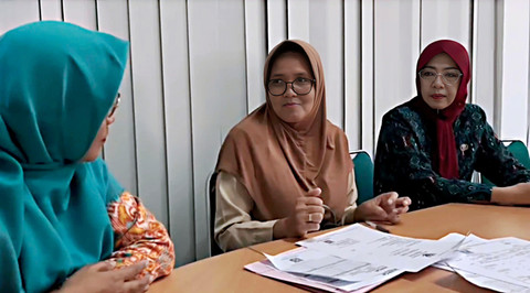 Wiwik (berhijab coklat) saat berkunjung ke Disdukcapil Kota Pontianak untuk mencetak akta kematian almarhumah ibunya. Proses penerbitan akta kematian selesai dalam sehari dan dikirim melalui email yang terdaftar. Foto: Dok. Prokopim Pemkot Pontianak