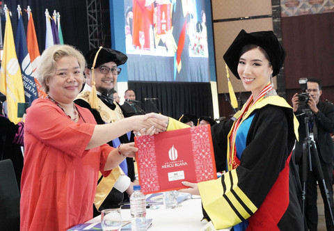 Anggota Pembina Yayasan Menara Bhakti; Rindangsari Kurniawati, MA., menyerahkan ijazah kepada Nadia Tjoa dalam prosesi wisuda Universitas Mercu Buana. Foto: Istimewa