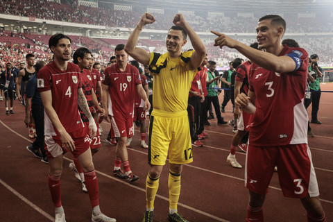 Pemain Timnas Indonesia Jay Idzes bersama rekannya Kevin Diks dan kiper Emil Audero Mulyadi pada pertandingan Kualifikasi Piala Dunia 2026 ronde ketiga zona Asia di Stadion Utama Gelora Bung Karno (SUGBK), Jakarta, Kamis (5/6/2025). Foto: Yasuyoshi Chiba/AFP