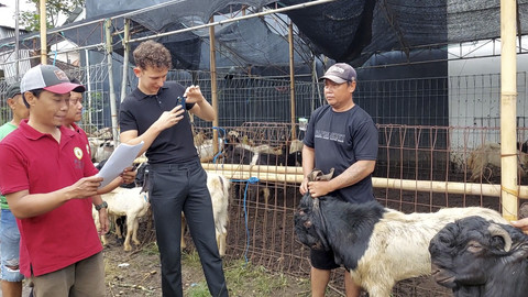 Muhammad Taskiran (30), turis asing asal Jerman keturunan Turki, berkurban di Masjid Al Hasanah yang terletak di Jalan Canggu Permai, Desa Tibubeneng, Kecamatan Kuta Utara, Sabtu, (7/6/2025). Foto: Denita BR Matondang/kumparan