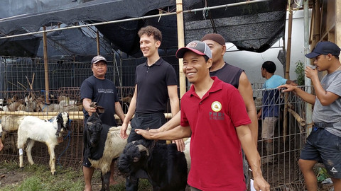Muhammad Taskiran (30), turis asing asal Jerman keturunan Turki, berkurban di Masjid Al Hasanah yang terletak di Jalan Canggu Permai, Desa Tibubeneng, Kecamatan Kuta Utara, Sabtu, (7/6/2025). Foto: Denita BR Matondang/kumparan