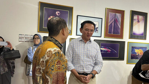Menteri Kebudayaan Fadli Zon berbincang dengan Basuki Tjahaja Purnama (Ahok) saat Pameran Fotografi Guntur Soekarnoputra di Galeri Nasional, Jakarta Pusat, Sabtu (7/6/2025). Foto: Rayyan Farhansyah/kumparan