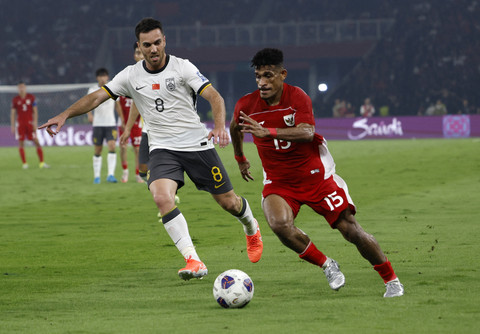 Pemain Timnas Indonesia Ricky Kambuaya berusaha melewati pemain Timnas China Serginho pada pertandingan Kualifikasi Piala Dunia 2026 ronde ketiga zona Asia di Stadion Utama Gelora Bung Karno (SUGBK), Jakarta, Kamis (5/6/2025). Foto: Ajeng Dinar Ulfiana/REUTERS