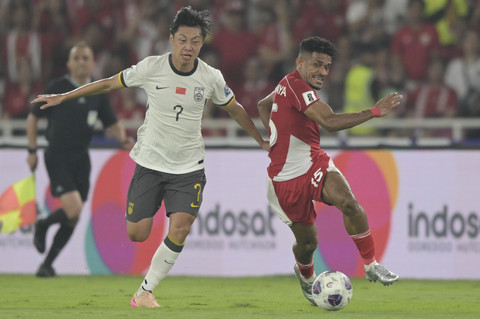 Pemain Timnas Indonesia Ricky Kambuaya berebut bola dengan pesepak bola Timnas China Xu Haoyang pada pertandingan Kualifikasi Piala Dunia 2026 putaran ketiga Grup C di Stadion Utama Gelora Bung Karno, Jakarta, Kamis (5/6/2025). Foto: Bayu Pratama S/ANTARA FOTO