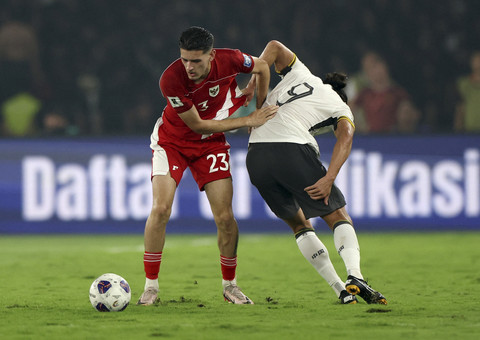 Pemain Timnas Indonesia Justin Hubner berebut bola dengan pemain Timnas China Zhang Yuning pada pertandingan Kualifikasi Piala Dunia 2026 ronde ketiga zona Asia di Stadion Utama Gelora Bung Karno (SUGBK), Jakarta, Kamis (5/6/2025). Foto: Ajeng Dinar Ulfiana/REUTERS