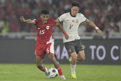 Pemain Timnas Indonesia Ricky Kambuaya berebut bola dengan pesepak bola Timnas China Yang Zexiang (kanan) pada pertandingan Kualifikasi Piala Dunia 2026 putaran ketiga Grup C di Stadion Utama Gelora Bung Karno, Jakarta, Kamis (5/6/2025). Foto: Bayu Pratama S/ANTARA FOTO