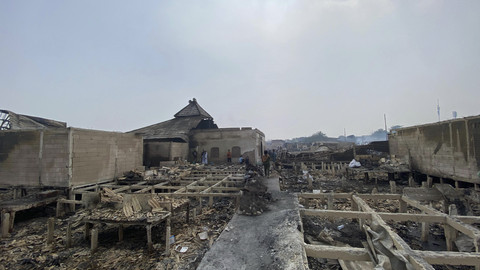 Penampakan bangunan masjid dalam kebakaran permukiman padat penduduk di Jalan Kapuk Raya, Kapuk Muara, Penjaringan, Jakarta, Sabtu (7/6/2025). Foto: Thomas Bosco/kumparan