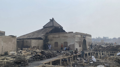 Penampakan bangunan masjid dalam kebakaran permukiman padat penduduk di Jalan Kapuk Raya, Kapuk Muara, Penjaringan, Jakarta, Sabtu (7/6/2025). Foto: Thomas Bosco/kumparan