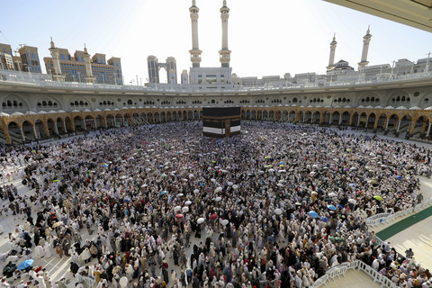 Umat Muslim melaksanakan ibadah haji di Masjidil Haram, Makkah, Arab Saudi, Jumat (6/6/2025). Foto: AFP