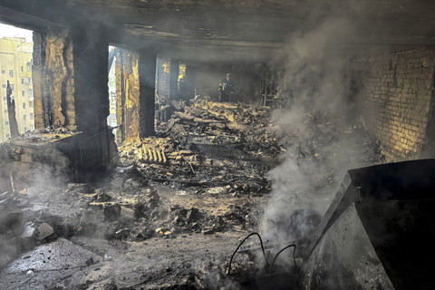 Petugas pemadam kebakaran memadamkan api yang membakar gedung akibat serangan drone Rusia ke Ukraina di di Kharkiv, Ukraina, Sabtu (7/6/2025). Foto: Vitalii Hnidyi/Reuters