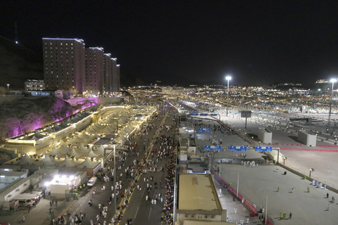 Jamaah haji berjalan pulang menuju tenda setelah melempar jumrah di Mina, Makkah, Arab Saudi, Jumat (6/6/2025). Foto: Andika Wahyu/ANTARA FOTO