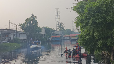 BPBD DKI Jakarta melakukan pencarian pria yang tercebur aliran Kali Cakung Drain di kawasan Cilincing, Jakarta Utara, Sabtu (7/6/2025). Foto: Istimewa