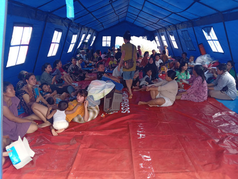 Kementerian Sosial menyalurkan bantuan logistik dan memberikan layanan psikososial ke korban kebakaran yang tinggal sementara di tenda pengungsian di Kapuk Muara, Jakarta Utara, Sabtu (7/6/2025). Foto: Dok. Istimewa