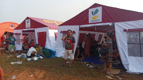 Kementerian Sosial menyalurkan bantuan logistik dan memberikan layanan psikososial ke korban kebakaran yang tinggal sementara di tenda pengungsian di Kapuk Muara, Jakarta Utara, Sabtu (7/6/2025).  Foto: Dok. Istimewa