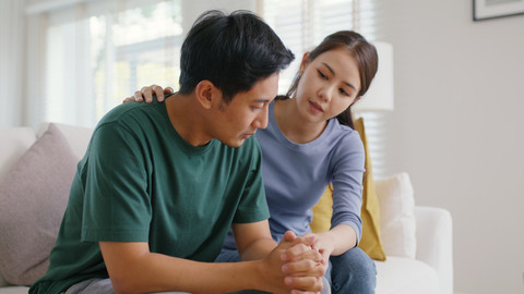 Ilustrasi perempuan berkata jujur kepada pasangannya. Foto: Chay_Tee/Shutterstock