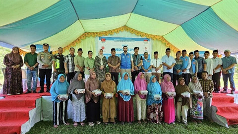 Foto bersama pewakilan Pemerintah Turki usai penyaluran hewan kurban di Pesantren Al Lutfi Desa Lolayan, Kabupaten Bolaang Mongondow, Sabtu (7/6).