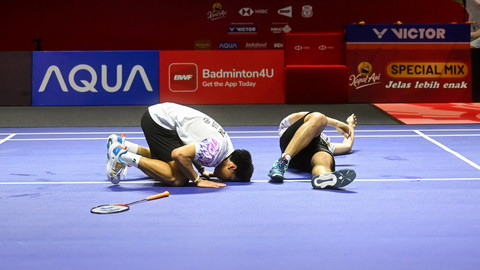 Pebulu tangkis ganda putra Indonesia Sabar Karyaman Gutama (kiri) dan Reza Pahlevi Isfahani (kanan) melakukan selebrasi usai menang melawan ganda putra Malaysia Goh Sze Fei dan Nur Izzuddin pada babak perempat final Kapal Api Indonesia Open 2025. Foto: ANTARA FOTO/Rivan Awal Lingga