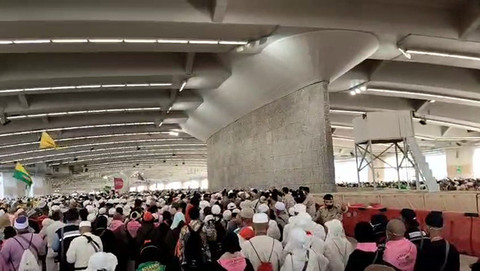 Suasana lempar jumrah pada gelaran ibadah Haji 2025.