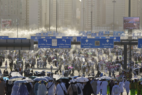 Ribuan jamaah haji dari berbagai negara berjalan pulang setelah melempar Jumrah di Mina, Makkah, Arab Saudi, Sabtu (7/6/2025). Foto: Andika Wahyu/ANTARA FOTO
