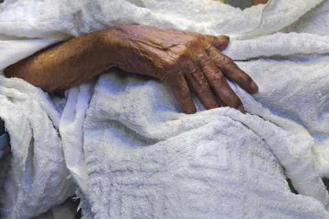 Calon haji lansia Soemarno yang mengenakan ihram menaiki bus khusus menuju Masjidil Haram untuk menunaikan umrah wajib. Foto: Andika Wahyu/ANTARA FOTO