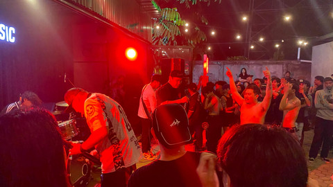 Lemondjin tampil di Expresso Beano, Pontianak sebagai titik terakhir dari rangkaian gelaran 'One by One I Face Tour 2025' pada Sabtu, 7 Juni 2025. Foto: Alycia Tracy Nabila/HiPontianak