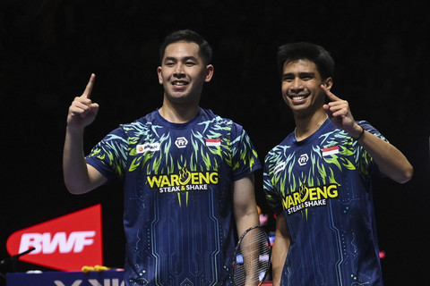 Pebulu tangkis ganda putra Indonesia Sabar Karyaman Gutama (kanan) dan Reza Pahlevi Isfahani (kiri) mengembalikan kok ke arah ganda putra Malaysia Man Wei Chong/Tee Kai Wun pada babak semifinal Kapal Api Indonesia Open 2025 di Istora Senayan. Foto: Hafidz Mubarak A/ANTARA FOTO