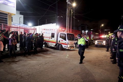 Kendaraan ambulans yang membawa Senator Kolombia Miguel Uribe Turbay dari partai oposisi Democratic Center dipindahkan dari rumah sakit lain di luar rumah sakit Santa Fe Foundation, Bogota, Kolombia, Sabtu (7/6/2025). Foto: Luisa Gonzalez/Reuters